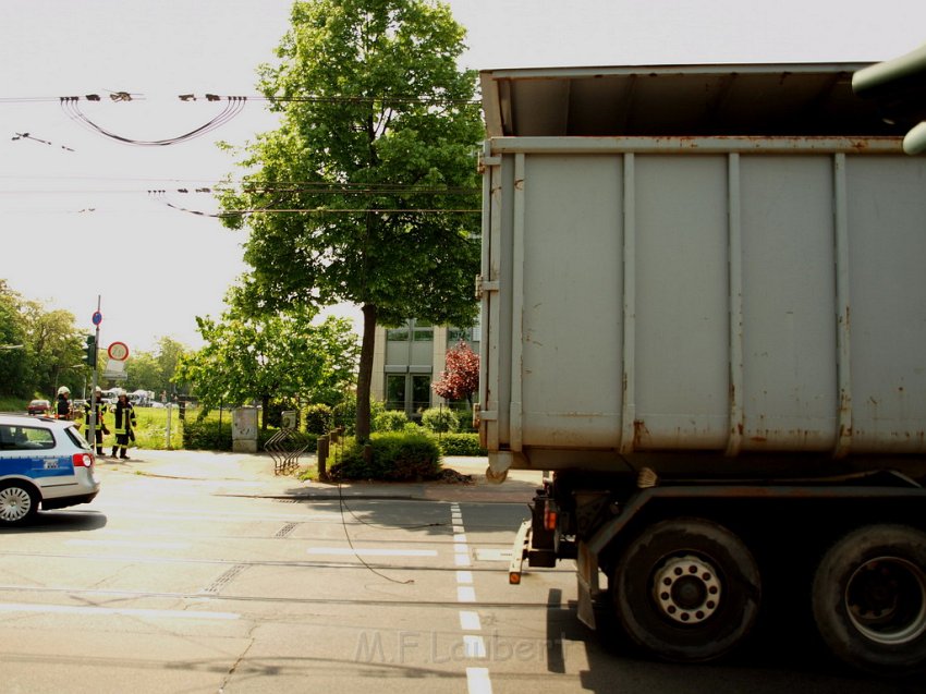 LKW riss Oberleitung ab Koeln Deutz Am Schnellert Siegburgerstr P015.JPG